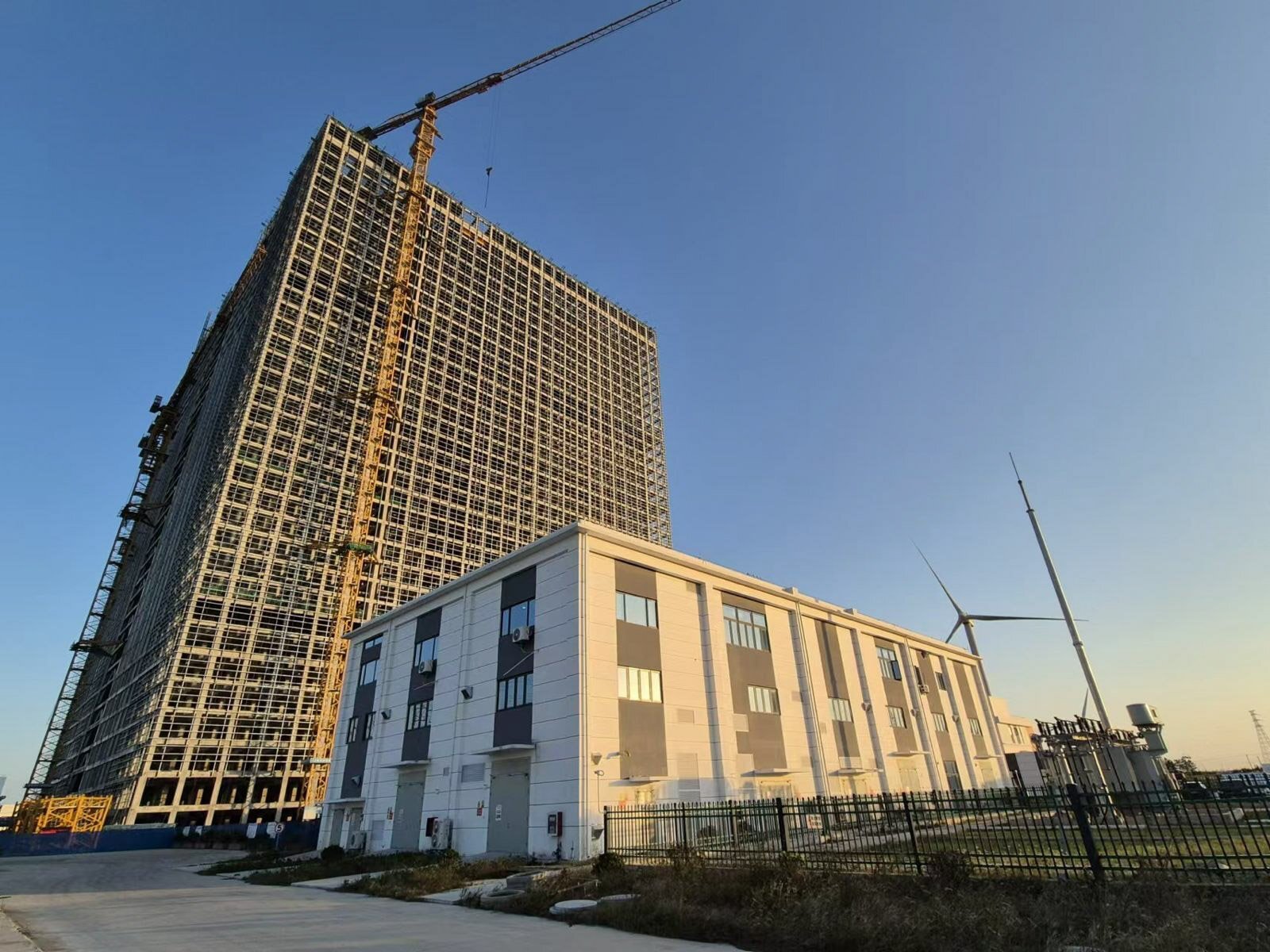 EVx gravity storage tower under construction at Rudong