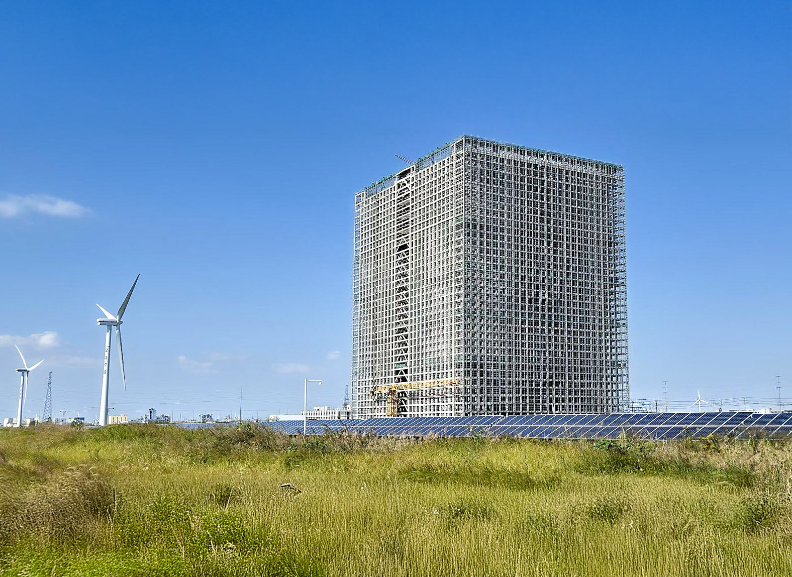 The Rudong EVx gravity energy storage structure beside wind turbines and solar arrays